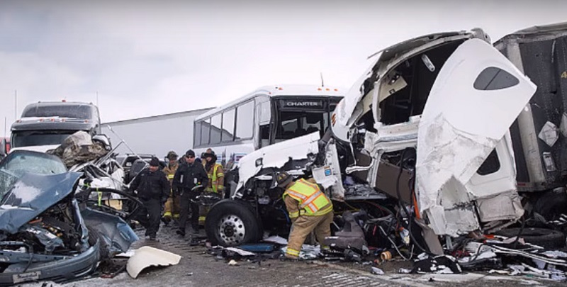 Троје погинуло, 73 повређено у ланчаном судару 64 возила у Пенсилванији